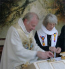 Die Evangelische Bischöfin Maria Jepsen (Hamburg) und der Alt-Katholische Bischof Joachim Vobbe (Bonn) beim gemeinsamen Brotbrechen beim ÖKT 2003 in Berlin - Fotograf: Walter Jungbauer