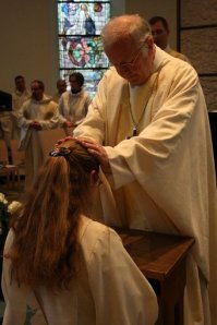 Bischof Joachim Vobbe weiht Anja Goller zur Priesterin