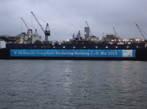 Großes Kirchentags-Banner am Dock - Foto: Walter Jungbauer