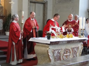 Neupriester Robert Geßmann beim Eucharistiegebet