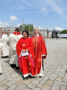 Neupriesterin Oranna Naudascher-Wagner und Diakonin Hilde Freihoff