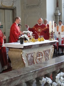 Neupriester Olaf Sion beim Eucharistiegebet