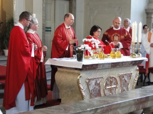 Neupriesterin Oranna Naudascher-Wagner beim Eucharistiegebet