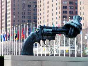 Skulptur des Künstlers Carl Fredrik Reuterswärd vor dem UNO Hauptquartier in New York City – Foto: © Rainer Sturm  / pixelio.de