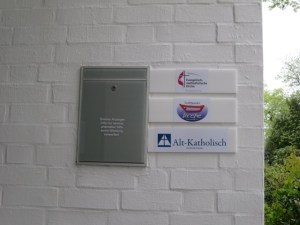 Mit eigenem Türschild: Die Alt-Katholische Pfarrgemeinde Bremen