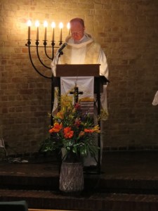 Das Evangelium wird von Dekan Oliver Kaiser gelesen