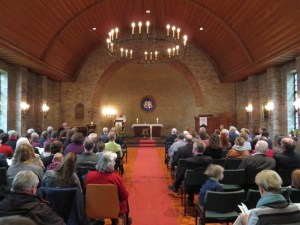 Die Gottesdienstgemeinde bei der Lesung