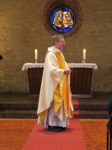 Pfarrer Reynders bei der Predigt