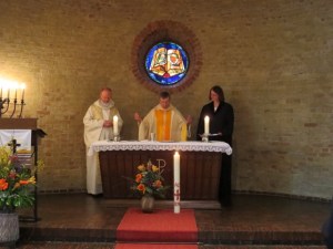 Ökumene beim Eucharistiegebet (von rechts nach links: Pastorin Susanne Nießner-Brose, Pfarrer Georg Reynders, Dekan Oliver Kaiser)