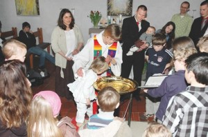 Priesterin (GiZ) Brigitte Glaab (Aschaffenburg) bei einer Taufe