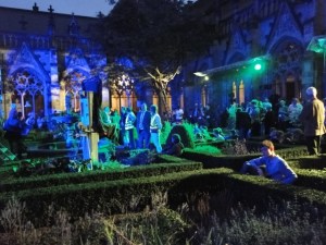 Bilder von einem faszinierenden Theater-Spektakel, welches sich selbstironisch und nachdenklich machend mit der Kirche von Ut beschäftigte - geschrieben von Dio van Maaren