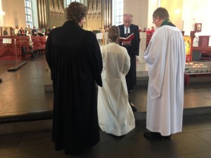 Pastorin Britta Eger (Mitte) umringt von Propst Dr. Horst Gorski (in der Mitte vor ihr), Pastorin Marion Knutz-Kempendorf (links) und Pastor Ove Fosse (rechts)