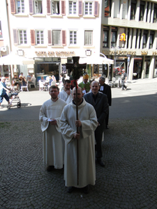Sammlung der Liturgen vor der Kirche