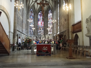 die Bläserinnen und Bläser grüßen mit ihren Instrumenten