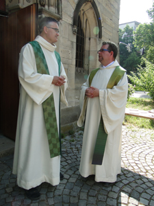 Generalvikar Jürgen Wenge und Pfarrer Jens Schmidt im Gespräch